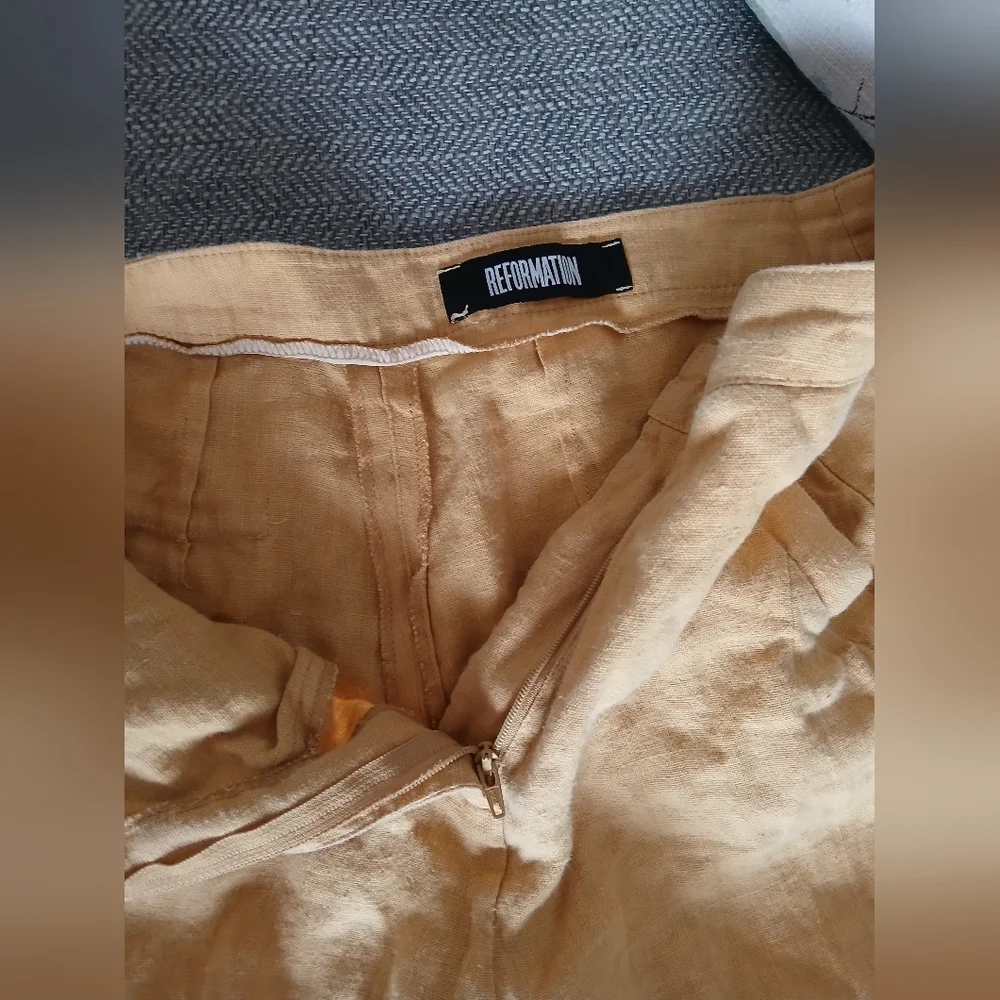 Reformation Linen Pants in Mustard Yellow. Size 2